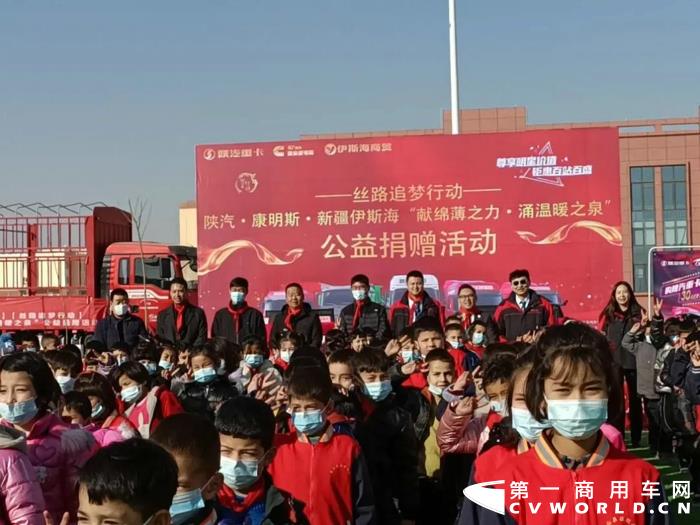 此次活动捐赠对象为贫困中小学生，人数高达500余人，活动现场，学生们穿戴整洁，队列整齐，散发着蓬勃生机，入场时纷纷敬礼表达敬意。