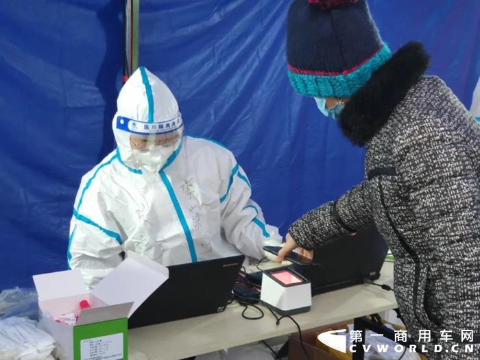 面对新一轮的疫情，陕汽重卡底盘研究所全体职工严格遵守各项防疫要求，共同抗击疫情。党工团联动，从居家疫情防控、生活保障、学习工作安排、健康管理等方面全面抗“疫”。