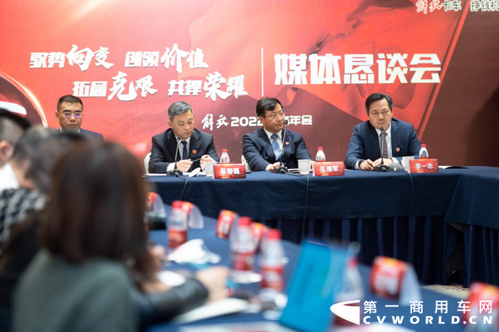 近日，一汽解放2022商务年会在长春隆重召开，会后，一汽解放领导班子与中央级媒体，行业主流媒体记者面对面交流，一汽解放新能源事业部总经理兼客车事业部总经理、党委书记 季一志就大家所关心的“双碳”战略下，践行企业社会责任，发展新能源技术，布局新能源产品、生态等系列问题与在场媒体进行广泛交流。