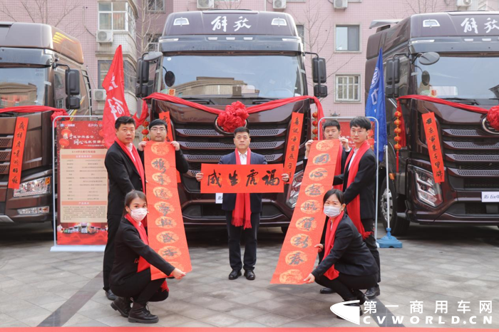 2022开年，一汽解放便携力度空前的“4+6+6”“4项国六关怀”“6重购车豪”以及“6大尊享权益”惠及千家万户，为卡友们送上新春钜惠，多重购车、金融、服务政策一站式解决卡友的用车难题，让解放用户轻松购车、养车、新年财运亨通。