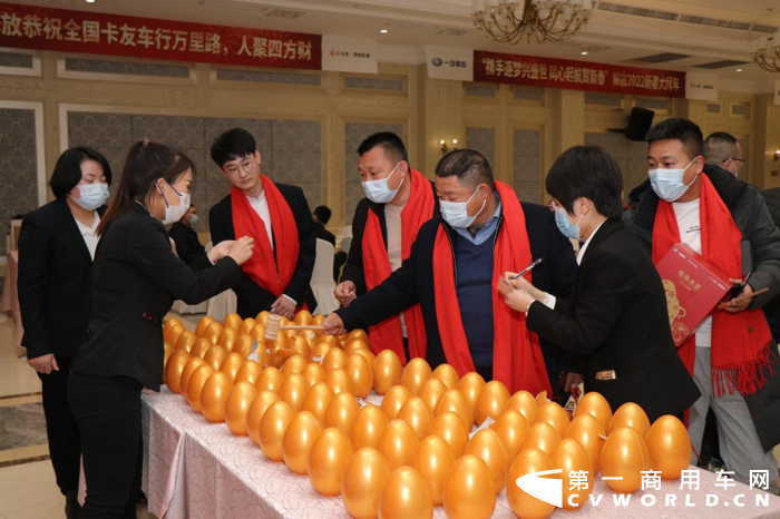 2022开年，一汽解放便携力度空前的“4+6+6”“4项国六关怀”“6重购车豪”以及“6大尊享权益”惠及千家万户，为卡友们送上新春钜惠，多重购车、金融、服务政策一站式解决卡友的用车难题，让解放用户轻松购车、养车、新年财运亨通。