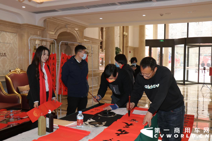 2022开年，一汽解放便携力度空前的“4+6+6”“4项国六关怀”“6重购车豪”以及“6大尊享权益”惠及千家万户，为卡友们送上新春钜惠，多重购车、金融、服务政策一站式解决卡友的用车难题，让解放用户轻松购车、养车、新年财运亨通。