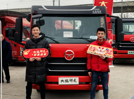 1月12日，成都大面，冬日寒风飒飒，人们热情高涨。因为大面作为全国第一个“大运村”，将见证第一位“幸福卡车人”的诞生、见证“百万创富计划”的正式启航。