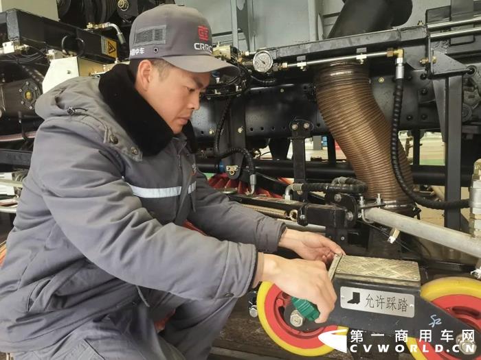 为中国梦提速，展大国工匠担当，经过层层筛选、评审，在中国中车第二届“高铁工匠”评选中，中车电动肖乾亮脱颖而出，获评“高铁工匠”荣誉称号。