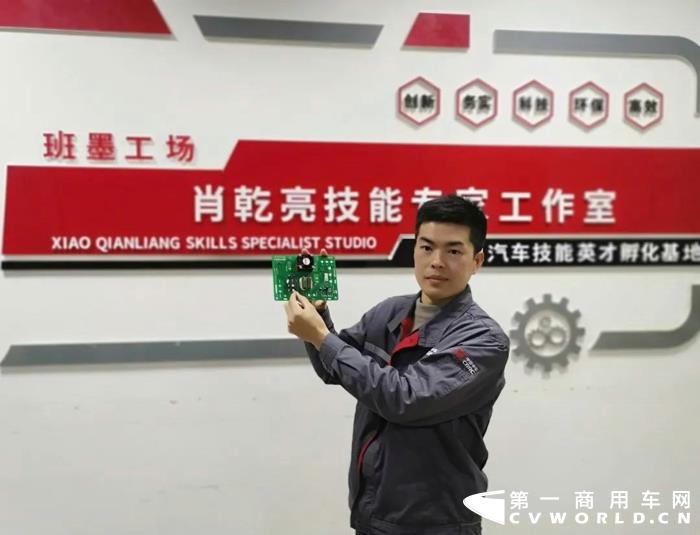 为中国梦提速，展大国工匠担当，经过层层筛选、评审，在中国中车第二届“高铁工匠”评选中，中车电动肖乾亮脱颖而出，获评“高铁工匠”荣誉称号。