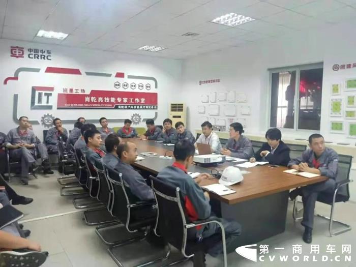 为中国梦提速，展大国工匠担当，经过层层筛选、评审，在中国中车第二届“高铁工匠”评选中，中车电动肖乾亮脱颖而出，获评“高铁工匠”荣誉称号。
