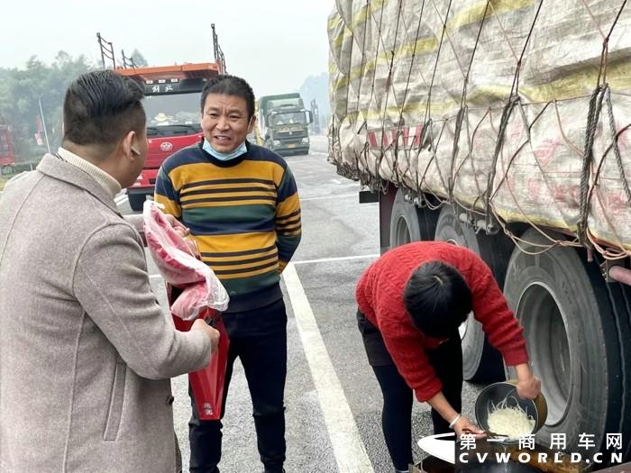 据统计，我国现有1800万货车司机，公路货运业平均每天在途货运量达到8400余万吨，平均每吨货物运输180公里，服务4.3亿个家庭，承载了中国约75%的货运量。
