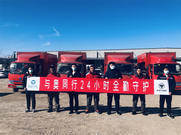 冬奥即将开幕，绿色办奥理念让更多的新能源技术成为主角，穿梭于场地、场馆间的人员、物资运输车辆也全面新能源化。筹备期间，20余辆纯电动智蓝轻卡已熟稔的穿梭于冬奥各场馆，保障食品、日用品、电子设备、药品等物资运输，更有200多辆纯电动、氢燃料电池的智蓝轻卡待命冬奥。