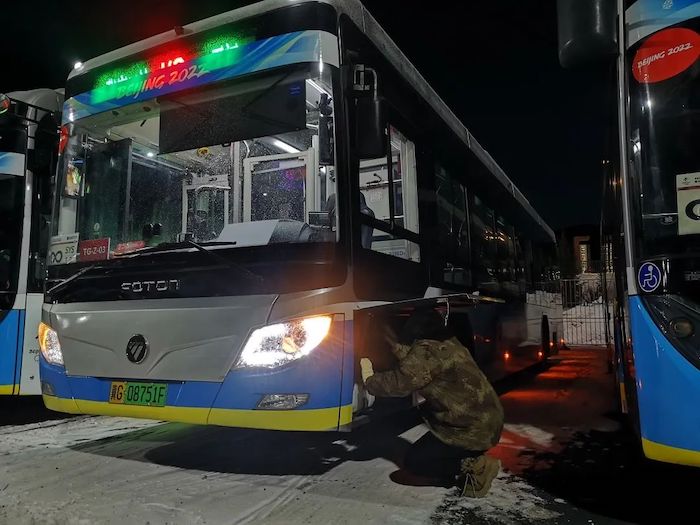 在张家口崇礼赛区，夜里温度直达零下二十七摄氏度。为了能给冬奥会提供全时响应、精益求精的运营保障服务，崇礼赛区福田欧辉服务保障团队的工作人员在这个除夕夜，没能与家人团聚，而是与工作日一样，凌晨三四点出门，点检汽车、排除故障车辆。
