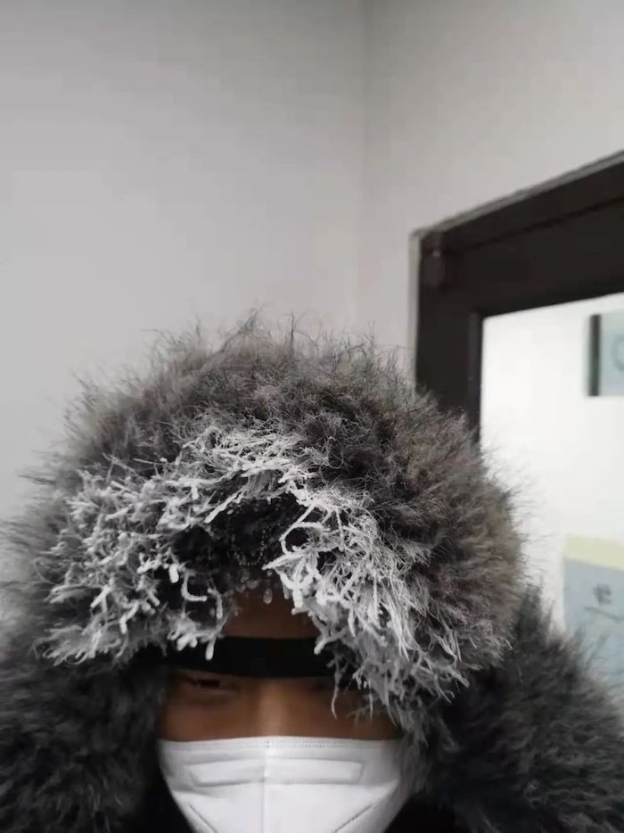 在张家口崇礼赛区，夜里温度直达零下二十七摄氏度。为了能给冬奥会提供全时响应、精益求精的运营保障服务，崇礼赛区福田欧辉服务保障团队的工作人员在这个除夕夜，没能与家人团聚，而是与工作日一样，凌晨三四点出门，点检汽车、排除故障车辆。