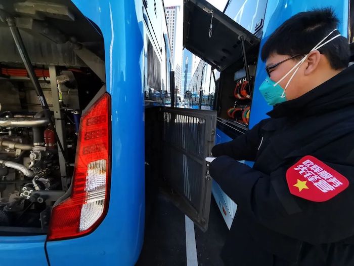 在张家口崇礼赛区，夜里温度直达零下二十七摄氏度。为了能给冬奥会提供全时响应、精益求精的运营保障服务，崇礼赛区福田欧辉服务保障团队的工作人员在这个除夕夜，没能与家人团聚，而是与工作日一样，凌晨三四点出门，点检汽车、排除故障车辆。