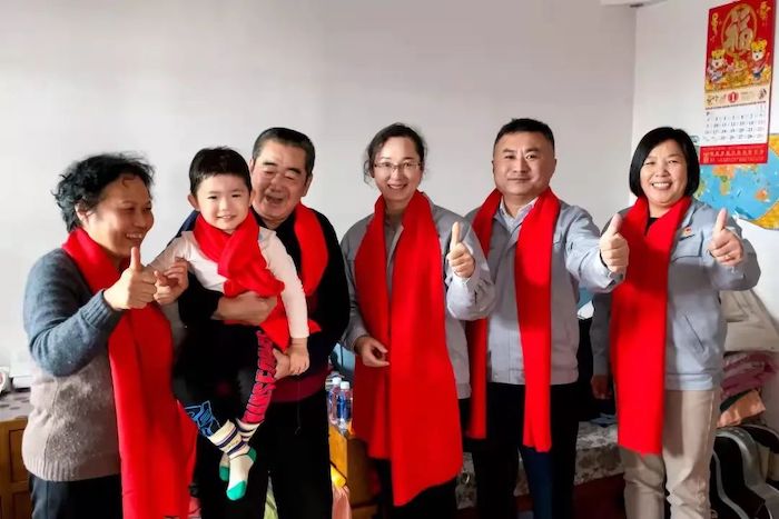 在张家口崇礼赛区，夜里温度直达零下二十七摄氏度。为了能给冬奥会提供全时响应、精益求精的运营保障服务，崇礼赛区福田欧辉服务保障团队的工作人员在这个除夕夜，没能与家人团聚，而是与工作日一样，凌晨三四点出门，点检汽车、排除故障车辆。