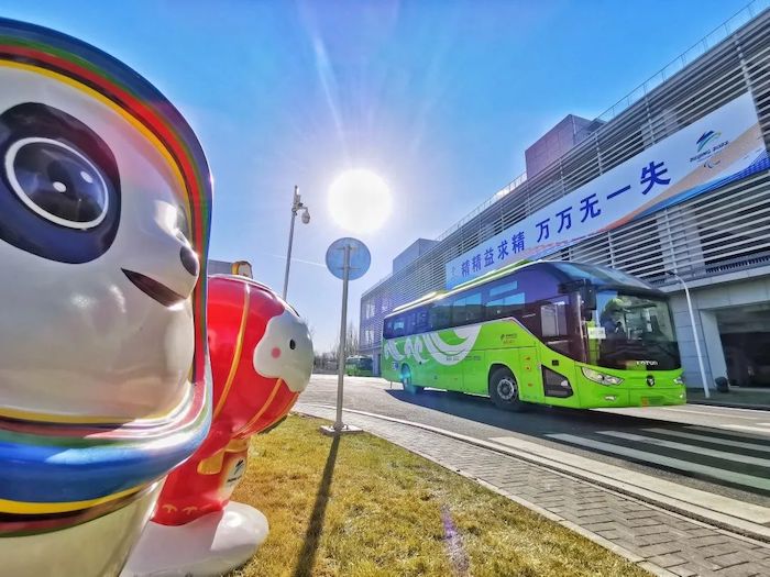 二十四节气流转用作倒计时、普通百姓手手相传的国旗入场仪式、激光雕刻出的“冰雪五环”……2月4日，北京冬奥会开幕式在国家体育场“鸟巢”精彩亮相，“中国人的浪漫”在2008年之后，再次让世界惊叹。