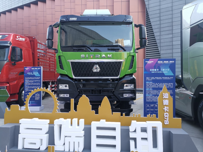 【第一商用车网 原创】2021年，我国重卡市场跌宕起伏，国六排放的切换，让各家重卡企业更是积极研发新产品。这一点不仅表现在牵引车市场，自卸车市场同样如此。