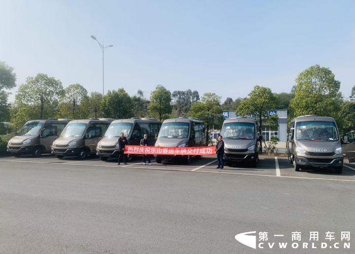 新年喜迎开门红，交车频频传佳绩。2022年，南京依维柯携去年销量连续增长之势乘风破浪而来，接连向江苏省卫生健康委员会、南京急救中心完成依维柯救护车的批量交付，向多省市客运集团分别交付依维柯欧风旅行车、欧胜客车等产品，总数超百辆。