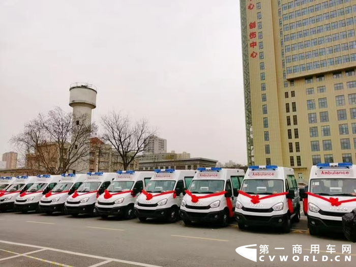 新年喜迎开门红，交车频频传佳绩。2022年，南京依维柯携去年销量连续增长之势乘风破浪而来，接连向江苏省卫生健康委员会、南京急救中心完成依维柯救护车的批量交付，向多省市客运集团分别交付依维柯欧风旅行车、欧胜客车等产品，总数超百辆。