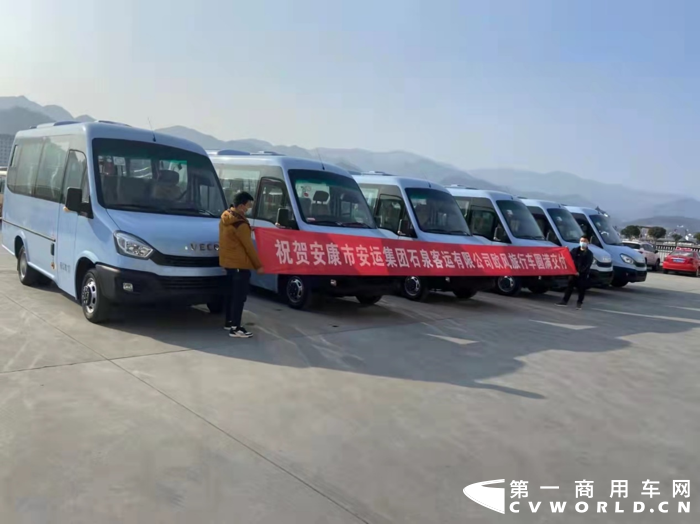 新年喜迎开门红，交车频频传佳绩。2022年，南京依维柯携去年销量连续增长之势乘风破浪而来，接连向江苏省卫生健康委员会、南京急救中心完成依维柯救护车的批量交付，向多省市客运集团分别交付依维柯欧风旅行车、欧胜客车等产品，总数超百辆。