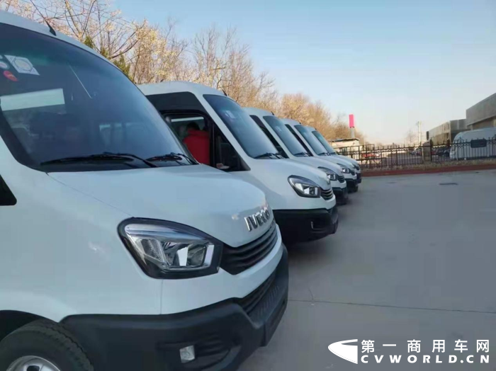 新年喜迎开门红，交车频频传佳绩。2022年，南京依维柯携去年销量连续增长之势乘风破浪而来，接连向江苏省卫生健康委员会、南京急救中心完成依维柯救护车的批量交付，向多省市客运集团分别交付依维柯欧风旅行车、欧胜客车等产品，总数超百辆。