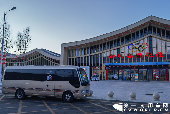 参与冬奥、服务冬奥是每一个中国企业的荣耀，作为客车行业领军企业，宇通本次共有包括氢燃料、高端公商务车T7、纯电动机场摆渡车、高端客旅等在内的950辆客车，为参会人员出行及赛事的圆满举办保驾护航！