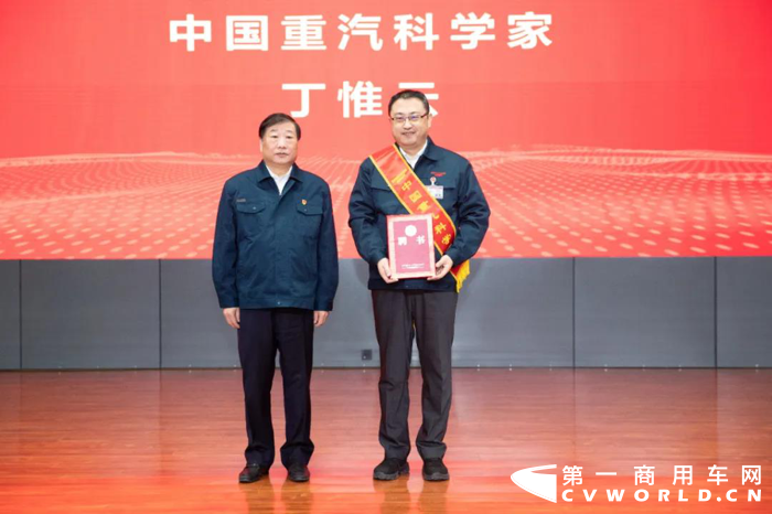 2月7日，春节后上班第一天，山东省2022年工作动员大会召开。与以往不同的是，这次开年动员大会让企业家站上C位，现场隆重表彰山东省杰出企业家、行业领军企业家和优秀企业家。山东重工集团党委书记、董事长谭旭光被授予“山东省杰出企业家”称号，记一等功！