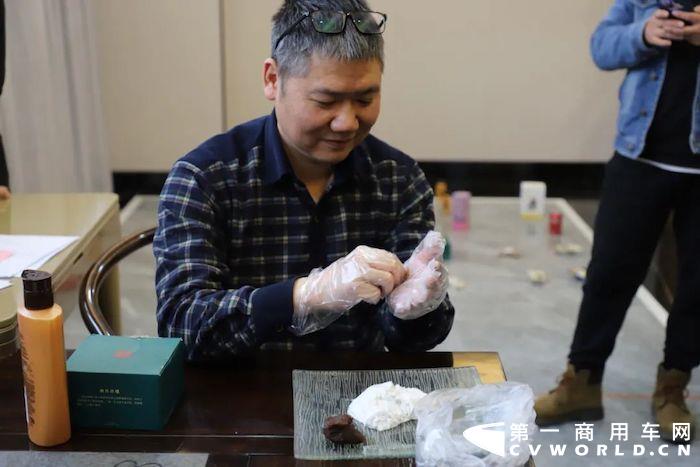 正月十五闹元宵，月圆人圆诸事皆圆，还记得儿时元宵节是什么样的吗？吃元宵，逛庙会，猜灯谜，放烟花……同样的开心，不一样的热闹，超“虎”你的想象！