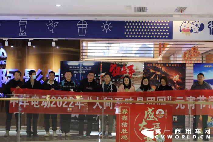 正月十五闹元宵，月圆人圆诸事皆圆，还记得儿时元宵节是什么样的吗？吃元宵，逛庙会，猜灯谜，放烟花……同样的开心，不一样的热闹，超“虎”你的想象！