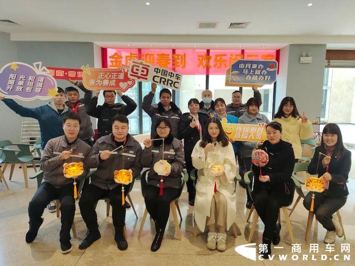 正月十五闹元宵，月圆人圆诸事皆圆，还记得儿时元宵节是什么样的吗？吃元宵，逛庙会，猜灯谜，放烟花……同样的开心，不一样的热闹，超“虎”你的想象！