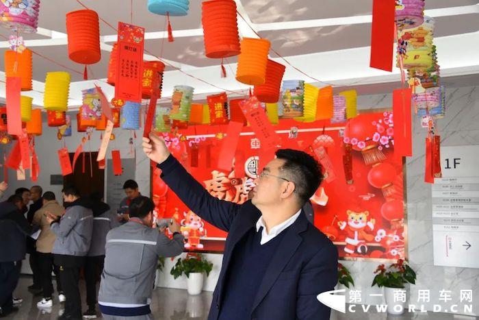 正月十五闹元宵，月圆人圆诸事皆圆，还记得儿时元宵节是什么样的吗？吃元宵，逛庙会，猜灯谜，放烟花……同样的开心，不一样的热闹，超“虎”你的想象！