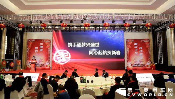 2022年2月18日，一汽解放党委副书记、工会主席张国华，一汽解放汽车销售有限公司副总经理张岩，一汽解放发动机事业部销售部部长李前阳，青岛营销服务部综合部副部长刘毅一行在河南商代处经理张思军，青岛商代处经理李永涛等战区营销将士的陪同下来到河南商丘，共同出席商丘区域的解放大拜年活动，并参加了中原战区启动仪式。