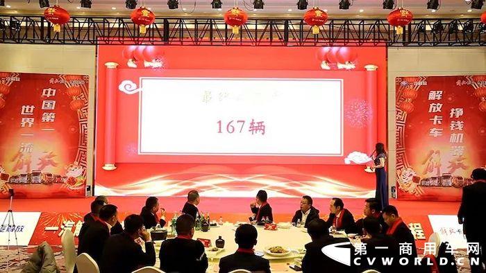 2022年2月18日，一汽解放党委副书记、工会主席张国华，一汽解放汽车销售有限公司副总经理张岩，一汽解放发动机事业部销售部部长李前阳，青岛营销服务部综合部副部长刘毅一行在河南商代处经理张思军，青岛商代处经理李永涛等战区营销将士的陪同下来到河南商丘，共同出席商丘区域的解放大拜年活动，并参加了中原战区启动仪式。