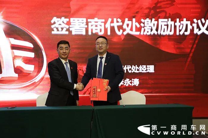 2022年2月18日，一汽解放党委副书记、工会主席张国华，一汽解放汽车销售有限公司副总经理张岩，一汽解放发动机事业部销售部部长李前阳，青岛营销服务部综合部副部长刘毅一行在河南商代处经理张思军，青岛商代处经理李永涛等战区营销将士的陪同下来到河南商丘，共同出席商丘区域的解放大拜年活动，并参加了中原战区启动仪式。