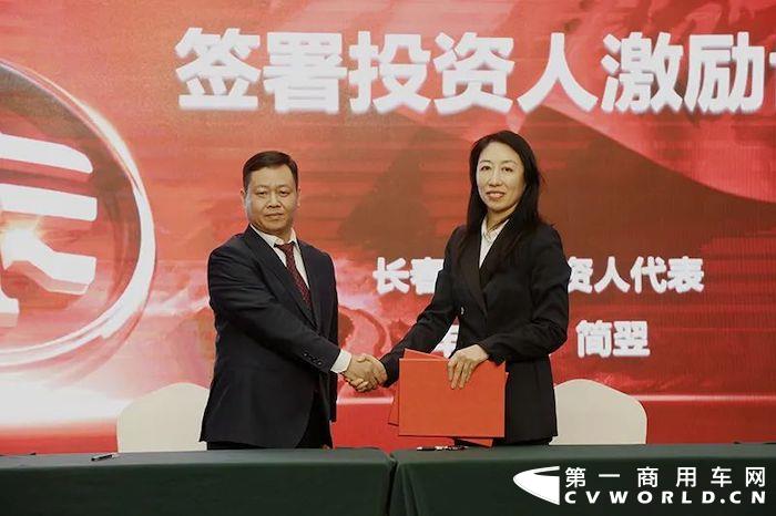 2022年2月18日，一汽解放党委副书记、工会主席张国华，一汽解放汽车销售有限公司副总经理张岩，一汽解放发动机事业部销售部部长李前阳，青岛营销服务部综合部副部长刘毅一行在河南商代处经理张思军，青岛商代处经理李永涛等战区营销将士的陪同下来到河南商丘，共同出席商丘区域的解放大拜年活动，并参加了中原战区启动仪式。