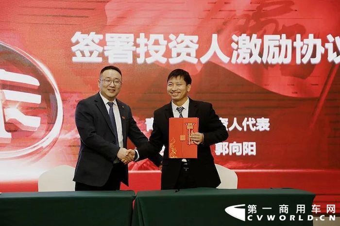 2022年2月18日，一汽解放党委副书记、工会主席张国华，一汽解放汽车销售有限公司副总经理张岩，一汽解放发动机事业部销售部部长李前阳，青岛营销服务部综合部副部长刘毅一行在河南商代处经理张思军，青岛商代处经理李永涛等战区营销将士的陪同下来到河南商丘，共同出席商丘区域的解放大拜年活动，并参加了中原战区启动仪式。