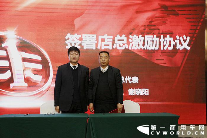 2022年2月18日，一汽解放党委副书记、工会主席张国华，一汽解放汽车销售有限公司副总经理张岩，一汽解放发动机事业部销售部部长李前阳，青岛营销服务部综合部副部长刘毅一行在河南商代处经理张思军，青岛商代处经理李永涛等战区营销将士的陪同下来到河南商丘，共同出席商丘区域的解放大拜年活动，并参加了中原战区启动仪式。