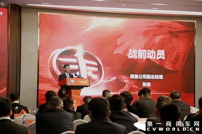 2022年2月18日，一汽解放党委副书记、工会主席张国华，一汽解放汽车销售有限公司副总经理张岩，一汽解放发动机事业部销售部部长李前阳，青岛营销服务部综合部副部长刘毅一行在河南商代处经理张思军，青岛商代处经理李永涛等战区营销将士的陪同下来到河南商丘，共同出席商丘区域的解放大拜年活动，并参加了中原战区启动仪式。