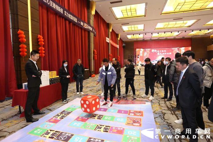2022年2月19日，解放中原战区新春大拜年活动在牡丹花城洛阳开展，本次活动邀请了来自洛阳各大物流公司的解放用户和合作伙伴百余人参加，同时也邀请到了一汽解放集团股份有限公司党委副书记、工会主席张国华，一汽解放汽车销售有限公司副总经理、要客部部长张岩，河南商代处经理张思军等领导参加，大家欢聚一堂，举杯畅饮。