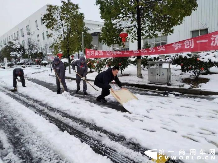 漫天大雪，让中车电动的小伙伴体会到了“冰墩墩”的快乐，园区内，四处悬挂的红灯笼，更是秒变“雪容融”。