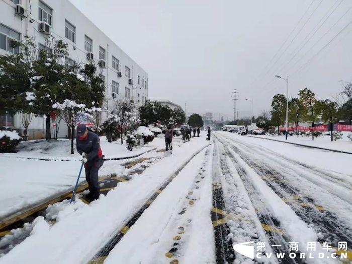 漫天大雪，让中车电动的小伙伴体会到了“冰墩墩”的快乐，园区内，四处悬挂的红灯笼，更是秒变“雪容融”。