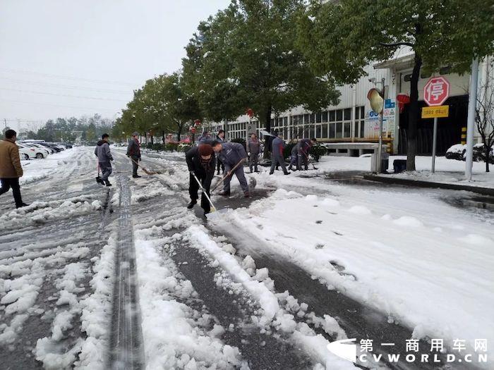 漫天大雪，让中车电动的小伙伴体会到了“冰墩墩”的快乐，园区内，四处悬挂的红灯笼，更是秒变“雪容融”。