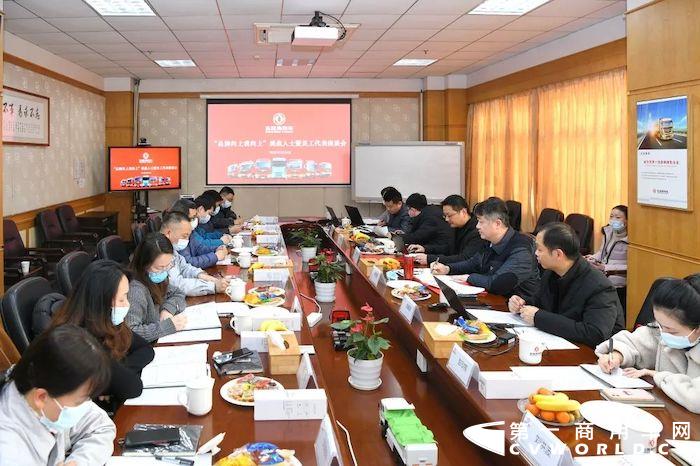 2月24日，在东风商用车有限公司2022年统战人士暨员工代表座谈上，14名统战人士、员工代表敞开心扉，就践行品牌向上战略、东风商用车事业发展建言献策。