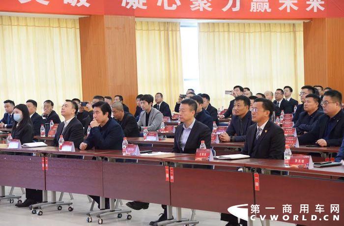 2月26日上午，以“凝心聚力，踔厉奋发，勇创V来”为主题的2022年大运重卡核心经销商峰会暨英雄联盟成立大会在山西隆重召开。