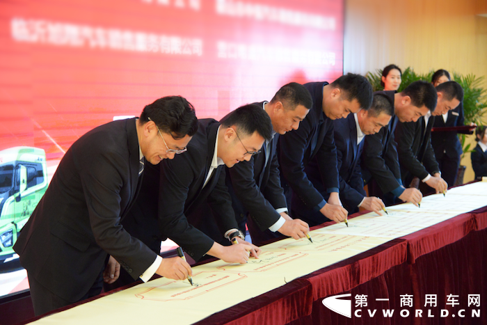 2月26日上午，以“凝心聚力，踔厉奋发，勇创V来”为主题的2022年大运重卡核心经销商峰会暨英雄联盟成立大会在山西隆重召开。