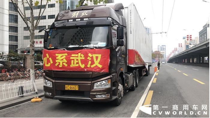 很多卡友的运输之路都是从儿时第一眼见到解放车开始的，钢铁铸就的庞然大物维持着一家人的生计，滚滚远去的车轮，为孩童时代埋下无限的自由梦想，卡友李锋跟解放的故事就要从儿时讲起……