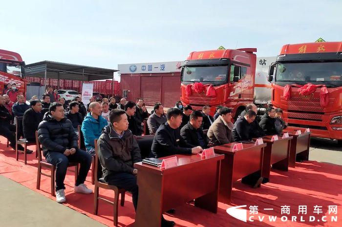 一汽解放汽车销售有限公司西北营销部部长张立军、一汽解放汽车销售有限公司西北营销部副部长张鹏、一汽解放汽车销售有限公司陕西商代处经理刘威、榆林恒瑞达运输有限公司总经理赵刚、陕西双利集团公司总经理张利军及现场嘉宾共同见证这一重要时刻，活动在雄壮的解放之歌中拉开了序幕。