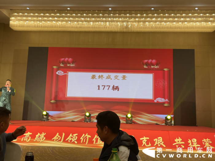 2月28日，一汽解放江苏战区2022年大拜年活动——徐州站成功举办。一汽解放汽车销售有限公司江苏商代处经理王念东先生、一汽解放汽车销售有限公司江苏商代处大客户兼自卸品系经理朱文成先生、一汽解放汽车销售有限公司江苏商代处牵引品系经理袁泽先生、徐州朗驰汽车销售服务有限公司总经理李峰先生及徐州朗驰新老用户朋友合计120余人出席本次活动。