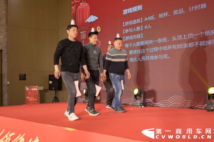 2月28日，一汽解放江苏战区2022年大拜年活动——徐州站成功举办。一汽解放汽车销售有限公司江苏商代处经理王念东先生、一汽解放汽车销售有限公司江苏商代处大客户兼自卸品系经理朱文成先生、一汽解放汽车销售有限公司江苏商代处牵引品系经理袁泽先生、徐州朗驰汽车销售服务有限公司总经理李峰先生及徐州朗驰新老用户朋友合计120余人出席本次活动。