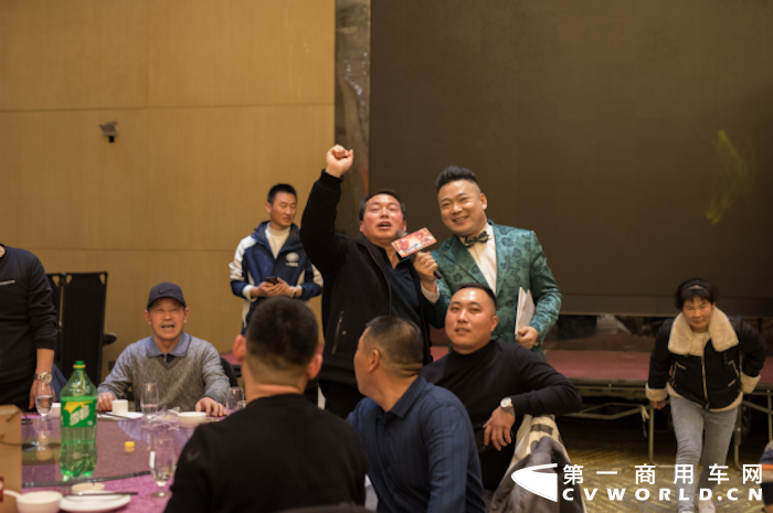 2月28日，一汽解放江苏战区2022年大拜年活动——徐州站成功举办。一汽解放汽车销售有限公司江苏商代处经理王念东先生、一汽解放汽车销售有限公司江苏商代处大客户兼自卸品系经理朱文成先生、一汽解放汽车销售有限公司江苏商代处牵引品系经理袁泽先生、徐州朗驰汽车销售服务有限公司总经理李峰先生及徐州朗驰新老用户朋友合计120余人出席本次活动。