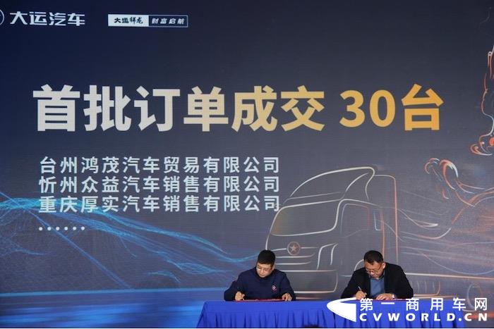 【第一商用车网 原创】中卡市场又迎来一款高性价比车型！3月1日晚，以“瑞兽进阶·劲擎6 战力全开向未来”为主题的大运祥龙X7“6缸财富快车”上市发布会，在四川成都举行。现场近百名嘉宾与抖音、快手、视频号等直播间数千名网友，共同见证了这一时刻。