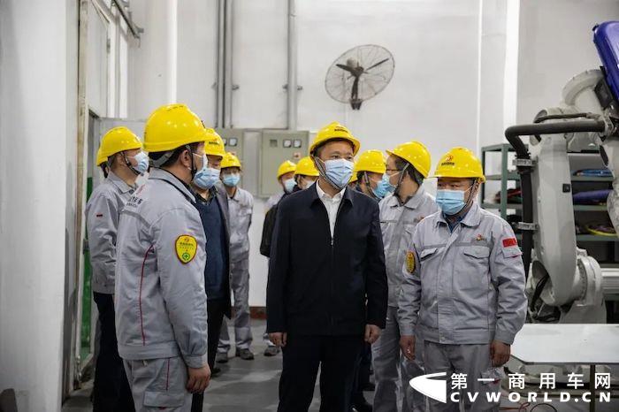 3月1日-3日，东风汽车集团有限公司总经理助理，东风商用车有限公司董事长、党委书记周先鹏深入制造领域3家单位，调研品牌向上战略落实情况。东风商用车总经理助理杨声亮等一同调研。