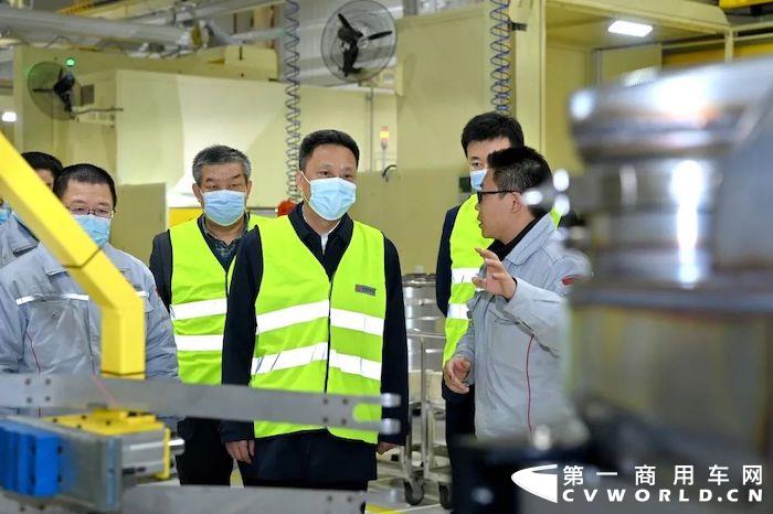 3月1日-3日，东风汽车集团有限公司总经理助理，东风商用车有限公司董事长、党委书记周先鹏深入制造领域3家单位，调研品牌向上战略落实情况。东风商用车总经理助理杨声亮等一同调研。
